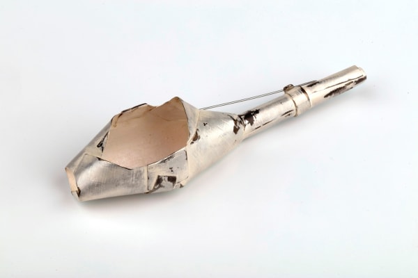 Estela Saez, Dabaaba brooch