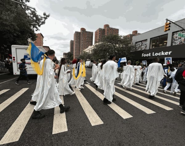 Participants wore white robes and yellow and blue accessories in honor of Oshun and Yemayá.