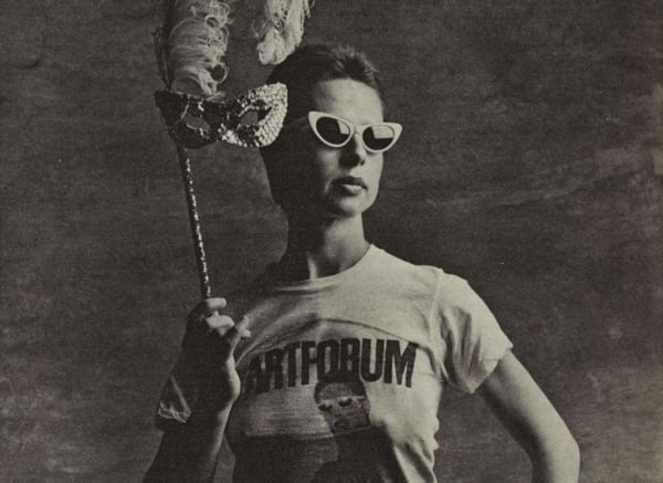 How Lynda Benglis Shocked the Art World With Her Provocative ‘Artforum’ Ad