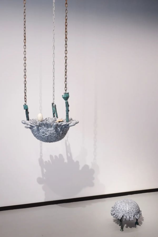 Zhang Yibei, Helmet , Bronze, goose egg, brush, Dimension variable, 2024 张移北，钢盔，青铜、鹅蛋、刷子，尺寸可变，2024