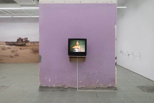 Installation view of Melons (At a Loss), Patty Chang's solo exhibition, BANK, Shanghai, 2017 © BANK 《蜜瓜（有所失）》于张怡个展现场，BANK，上海，2017 © BANK