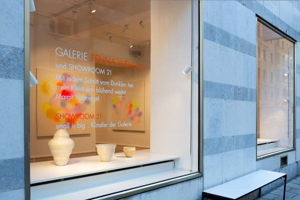 Mit jedem Schritt vom Dunklen her mein Kleid sich blühend weitet Margit Hartnagel