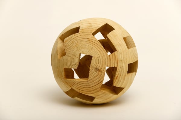 Stephan Wurmer, Holzskulptur "lichter Raum", von 2023 in Zeder Ø 49 cm