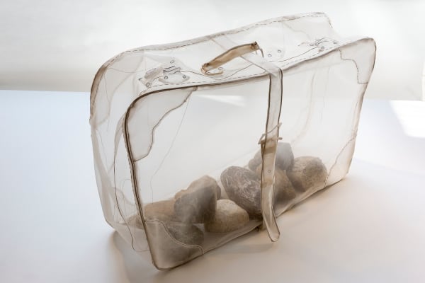 Sheila Furlan, Übergepäck, 2021, bestickt, genäht, transparente Seide, Draht, Steine, unten signiert, 37 x 60 x 23 cm