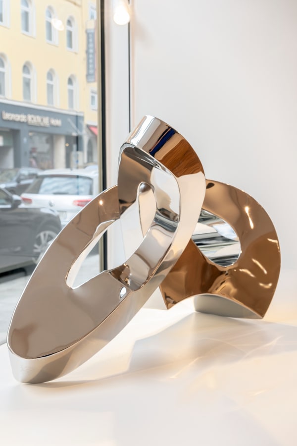 Jörg Bach, Reflektor 3, 2024, Edelstahl, 45 x 80 x 32 cm