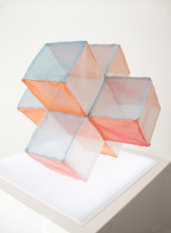 Sheila Furlan, 15 colour cubes variation Nr. 1, 2024, genäht, transparenter Organza Stoff (Seide) auf Metallgestell, 58 x 10 x 14 cm
