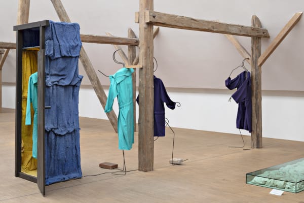 Installation view, FOS, D@ swE”t lU”k (artificial boundaries) spE”lIN, 2018, (Denne Nye Verden – Overvejende Tekstil, Lundsgaard Gods, 2025. Photo: Dorte Krogh