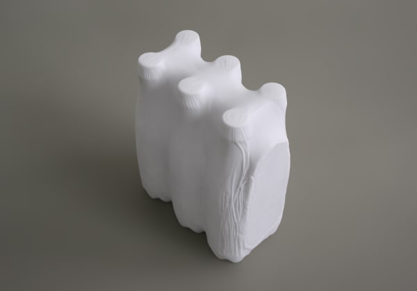 Luca Resta, MONUMENTS // veiled bottles, marbre blanc de Carrare, 25 x 12 x 21 cm, 2022