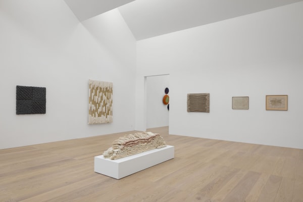 Ausstellungsansicht/Exhibition View SHEILA HICKS 2024 © Josef Albers Museum Quadrat Bottrop, Foto: Philipp Ottendörfer