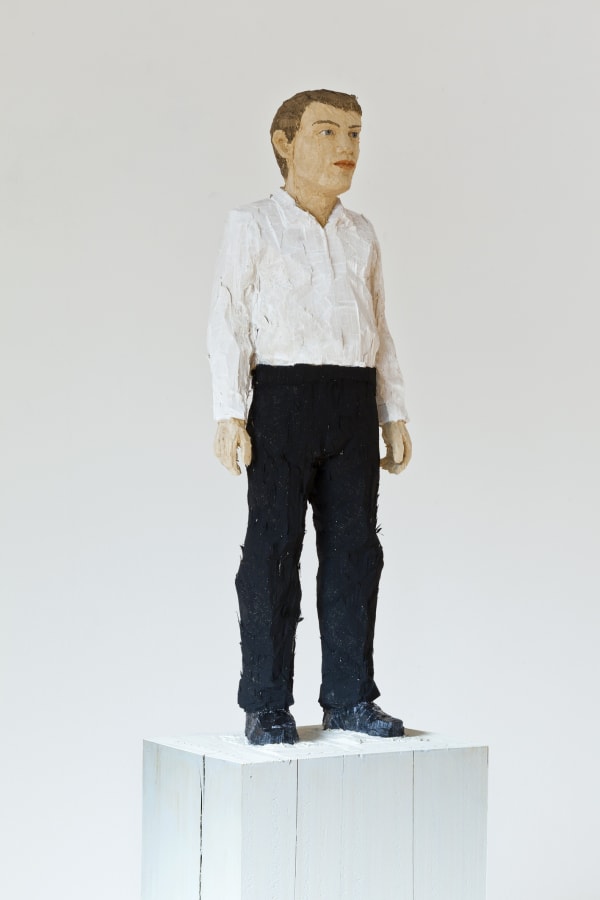 Stephan Balkenhol, Mann mit weißem Hemd und schwarzer Hose, 2020