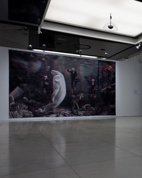 Goshka Macuga, Who Gave Us the Sponge to Erase the Horizon?, 2022, Wandteppich aus gemischten Garnen, 3D, 293 x 474 cm, Edition 2/5 + AP. Abbildung: Installationsansicht „Down Deep. Living Seas, Living Bodies“, Sopot State Art Gallery, 2025. Foto: Tomasz Maryks, courtesy of Sopot State Art Gallery © Goshka Macuga, VG Bild-Kunst Bonn 2025