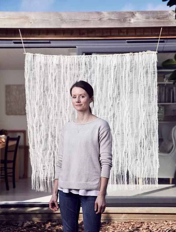 Reimagining the ancient craft of handweaving in a contemporary context, Saskia Saunders’ large-scale artworks explore our collective need to live more sustainably, in harmony with nature. Alun Callender Photography, 2025. Copyright © 2025 Les Bois Magazine. All rights reserved. Photo by Alun Callender.