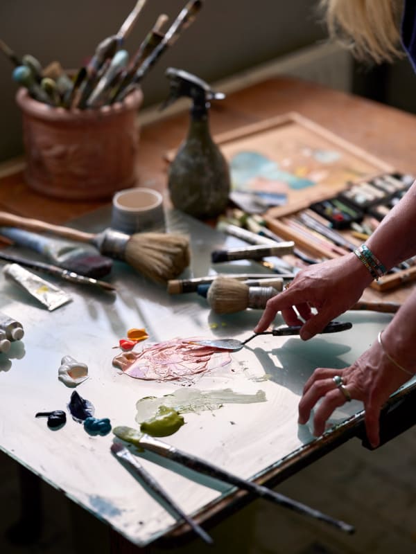 Miranda Carter, her hands at work in the studio, immersed in the creative process and exploring the themes of sustainability through art. Photography rights to Miranda Carter, 2025. Copyright © 2025 Les Bois Magazine. All rights reserved.