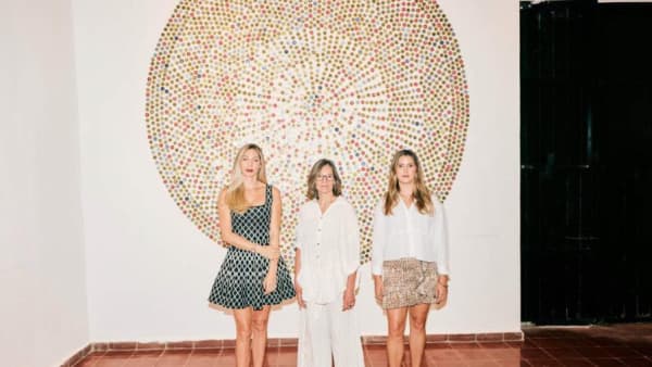 Elsa Maldonado Buitron, Emilia Azcarate, Nicole Bainov enfrente de Mandala "Galapagos"