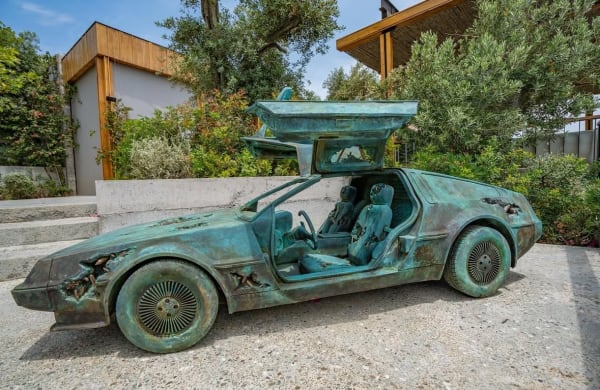 Daniel ARSHAM Bronze Eroded Delorean 1:2, 2022 © Courtesy of the artist and Perrotin.