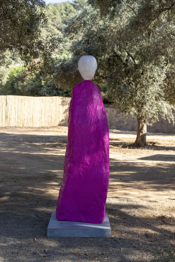 Ugo Rondinone, White Pink Monk, 2024, Basalt and stainless steel, 207 x 64 x 73 cm. © Courtesy the Artist and Mennour, Paris, Archives Mennour.