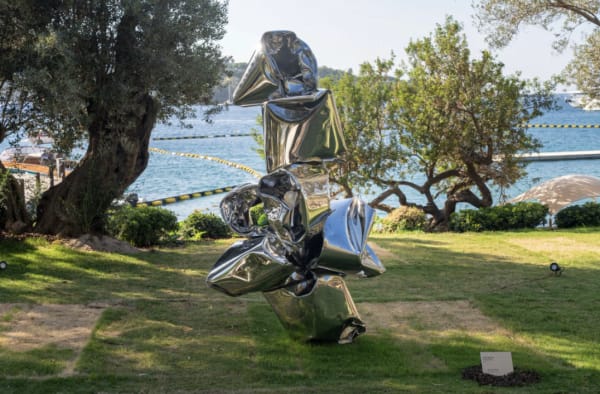 Chroma Lupine, 2024, çizilmiş alüminyum, 233 x 160 x 131 cm. © Courtesy of the artist.