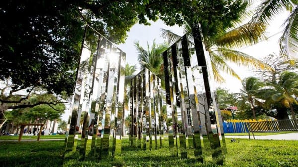 Jeppe Hein, "Mirror Angle Fragments," the "Harmony" exhibition at Bodrum Loft. © Courtesy of the artist and König Galerie.