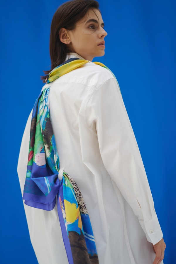 スカーフループ付きワンピース　¥39,600 シルクスカーフ　¥24,200