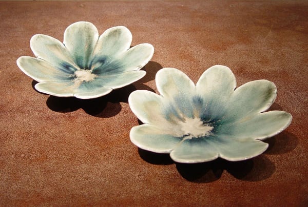 Fujihira Yasushi (b. 1963) Set of 5 flower-shaped plates (two shown in image) 1 3/4 x 7 1/2 x 7 inches each Inv#5986