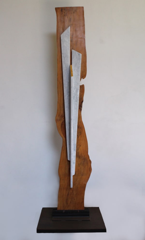 Gioni David Parra Stele Bladelight X 2023 Marmo Bianco Di Carrara E Foglia D Oro Su Legno Con Base In Ferro Cm 203X33X17 Courtesy Of Cris Contini Contemporary