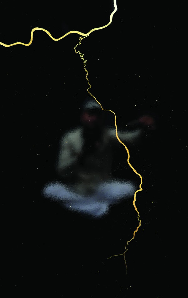 Massimiliano Galliani riflesso nell'opera La grande bell’Enza, 2017, oro e vernice su tela, 120x80 cm