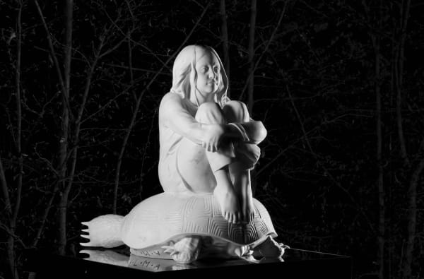 Michelangelo Galliani, Twins, 2020, marmo statuario di Carrara e acciaio inox, cm 95x95x70. Courtesy Cris Contini Contemporary, London (GB) -...