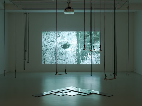 Pratchaya Phinthong 운명의 기관 (집합), 2024 연마된 납과 주석, 전선, 스테인리스 스틸 1쌍: 70 x 25 cm, 110 x 25 cm, 가변 크기 설치 총 5쌍 Unique