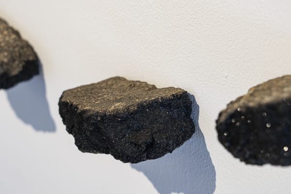 Installation view of Liquid Ground. Courtesy of Para Site, Hong Kong, 2021. Photo: Samson Cheung Choi Sang 「溢流地」展覽視角。2021年香港。圖片由Para Site提供。攝影：張才生