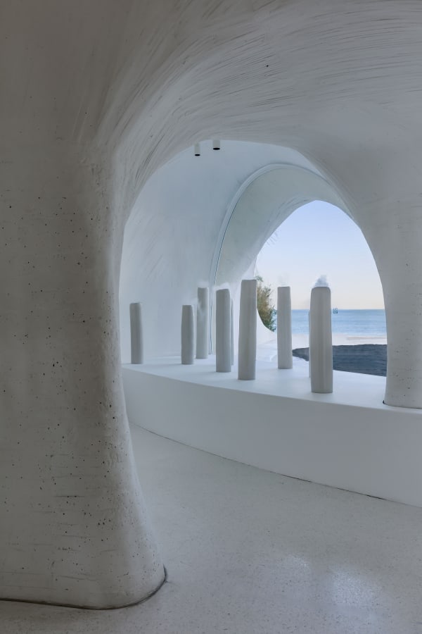 Installation view of “Alice Wang: The Touching Touched,” UCCA Dune, 2023. Courtesy UCCA Center for Contemporary Art. “王凝慧：触之可觉”展览现场，UCCA沙丘美术馆，2023。图片由UCCA尤伦斯当代艺术中心提供。