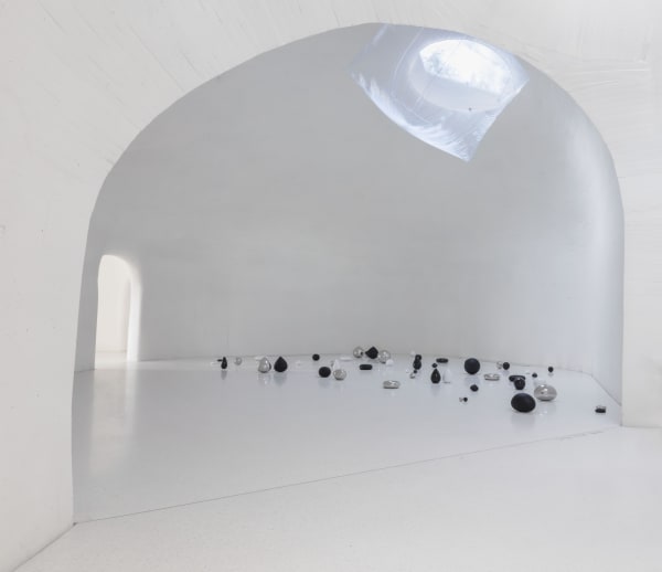 Installation view of “Alice Wang: The Touching Touched,” UCCA Dune, 2023. Courtesy UCCA Center for Contemporary Art. “王凝慧：触之可觉”展览现场，UCCA沙丘美术馆，2023。图片由UCCA尤伦斯当代艺术中心提供。