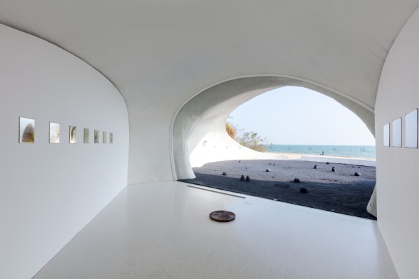 Installation view of “Alice Wang: The Touching Touched,” UCCA Dune, 2023. Courtesy UCCA Center for Contemporary Art. “王凝慧：触之可觉”展览现场，UCCA沙丘美术馆，2023。图片由UCCA尤伦斯当代艺术中心提供。