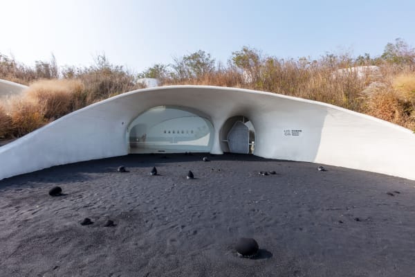 Installation view of “Alice Wang: The Touching Touched,” UCCA Dune, 2023. Courtesy UCCA Center for Contemporary Art. “王凝慧：触之可觉”展览现场，UCCA沙丘美术馆，2023。图片由UCCA尤伦斯当代艺术中心提供。