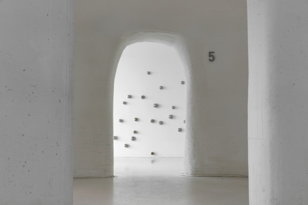 Installation view of “Alice Wang: The Touching Touched,” UCCA Dune, 2023. Courtesy UCCA Center for Contemporary Art. “王凝慧：触之可觉”展览现场，UCCA沙丘美术馆，2023。图片由UCCA尤伦斯当代艺术中心提供。