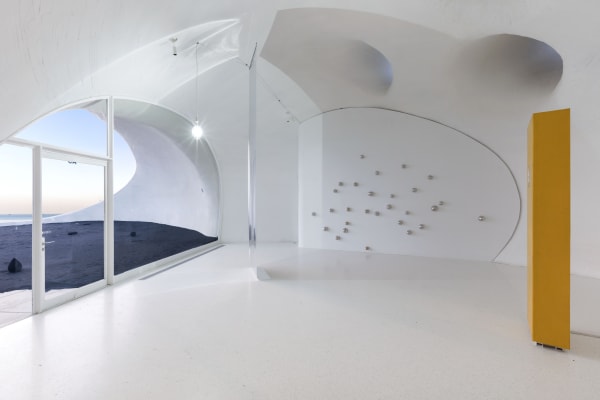 Installation view of “Alice Wang: The Touching Touched,” UCCA Dune, 2023. Courtesy UCCA Center for Contemporary Art. “王凝慧：触之可觉”展览现场，UCCA沙丘美术馆，2023。图片由UCCA尤伦斯当代艺术中心提供。