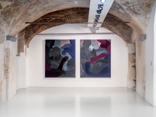 Essere uno. Tessuti e ceramiche di Alessandro Teoldi, veduta della mostra, Savona, 2024, Ph. Claudio Pagnacco