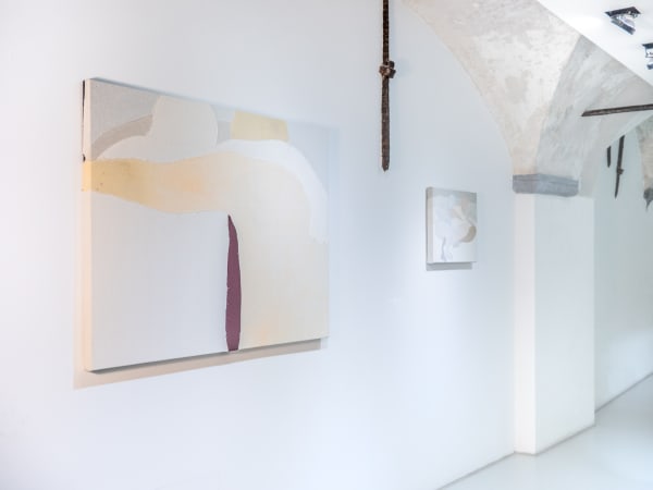 Essere uno. Tessuti e ceramiche di Alessandro Teoldi, veduta della mostra, Savona, 2024, Ph. Claudio Pagnacco