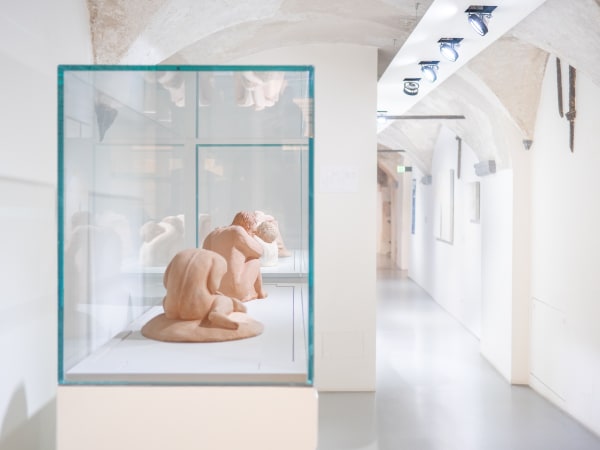 Essere uno. Tessuti e ceramiche di Alessandro Teoldi, veduta della mostra, Savona, 2024, Ph. Claudio Pagnacco