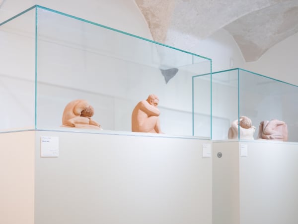 Essere uno. Tessuti e ceramiche di Alessandro Teoldi, veduta della mostra, Savona, 2024, Ph. Claudio Pagnacco