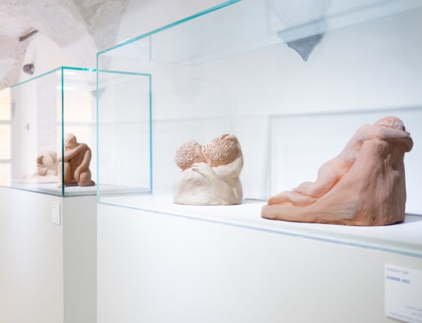 Essere uno. Tessuti e ceramiche di Alessandro Teoldi, veduta della mostra, Savona, 2024, Ph. Claudio Pagnacco