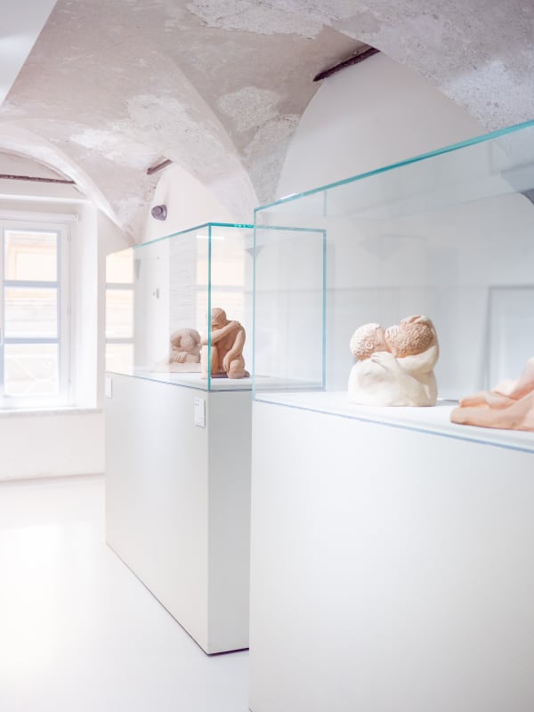 Essere uno. Tessuti e ceramiche di Alessandro Teoldi, veduta della mostra, Savona, 2024, Ph. Claudio Pagnacco