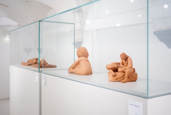 Essere uno. Tessuti e ceramiche di Alessandro Teoldi, veduta della mostra, Savona, 2024, Ph. Claudio Pagnacco
