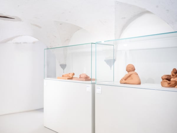 Essere uno. Tessuti e ceramiche di Alessandro Teoldi, veduta della mostra, Savona, 2024, Ph. Claudio Pagnacco