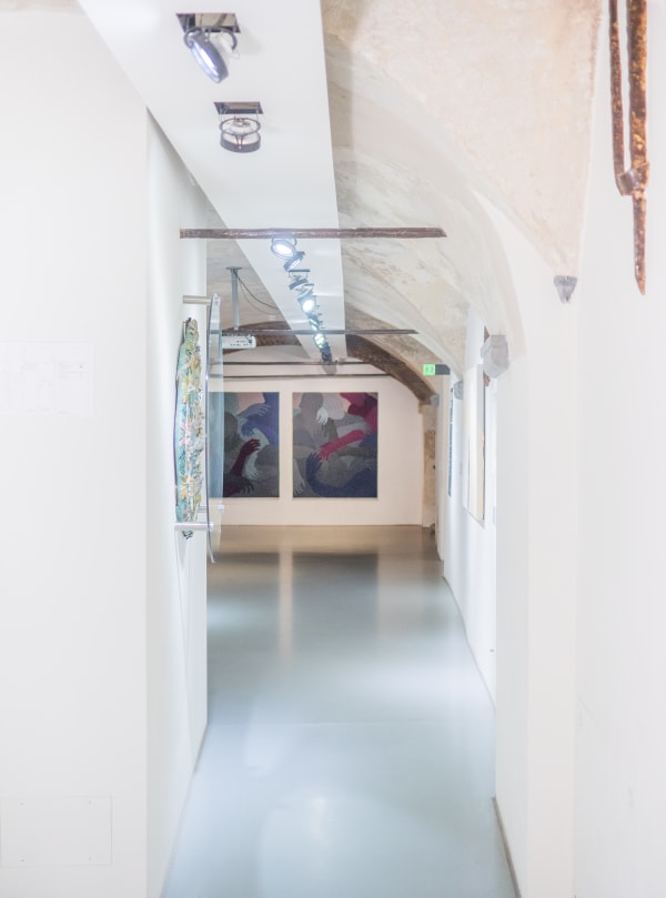 Essere uno. Tessuti e ceramiche di Alessandro Teoldi, veduta della mostra, Savona, 2024, Ph. Claudio Pagnacco