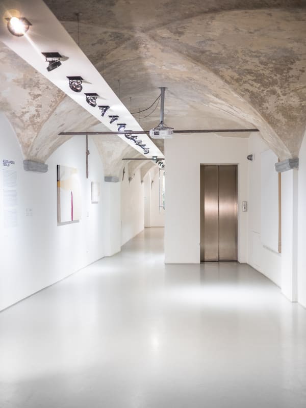 Essere uno. Tessuti e ceramiche di Alessandro Teoldi, veduta della mostra, Savona, 2024, Ph. Claudio Pagnacco