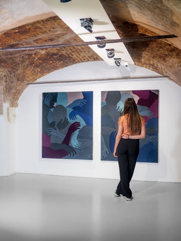 Essere uno. Tessuti e ceramiche di Alessandro Teoldi, veduta della mostra, Savona, 2024, Ph. Claudio Pagnacco