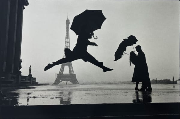 Elliott Erwitt, Paris, umbrella Jump, 1989