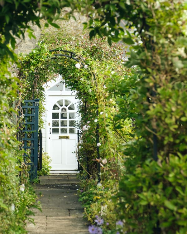 The row of cottages were 'soap and soda cottages', housing the laundresses of the big houses down the hill. Billowing linen dried on lines in the gardens