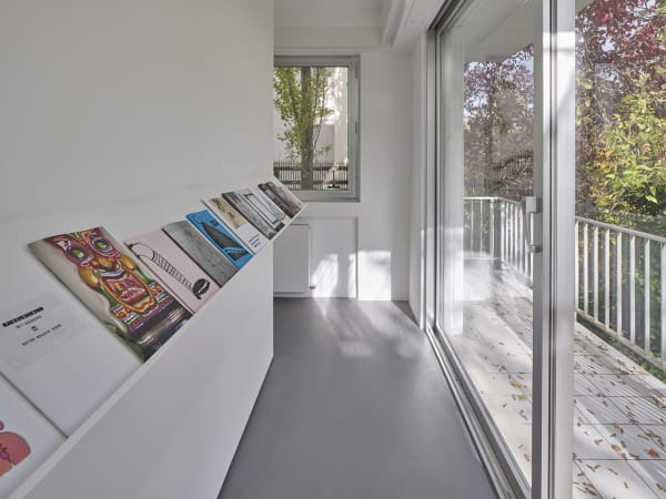 Little Warsaw & innen Library Erna Hecey Gallery, Luxembourg, 2020 © Eric Chenal