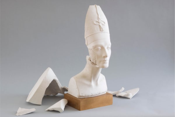 Little Warsaw, Broken Nefertiti, 2003, Plaster, wood, 50 x 65 x 36 cm, Unique